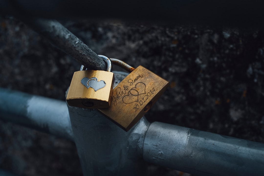 Зашифрованные DNS запросы: как защитить свою крипто-активность